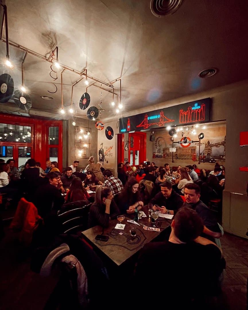 Londoner Pub Interior 9